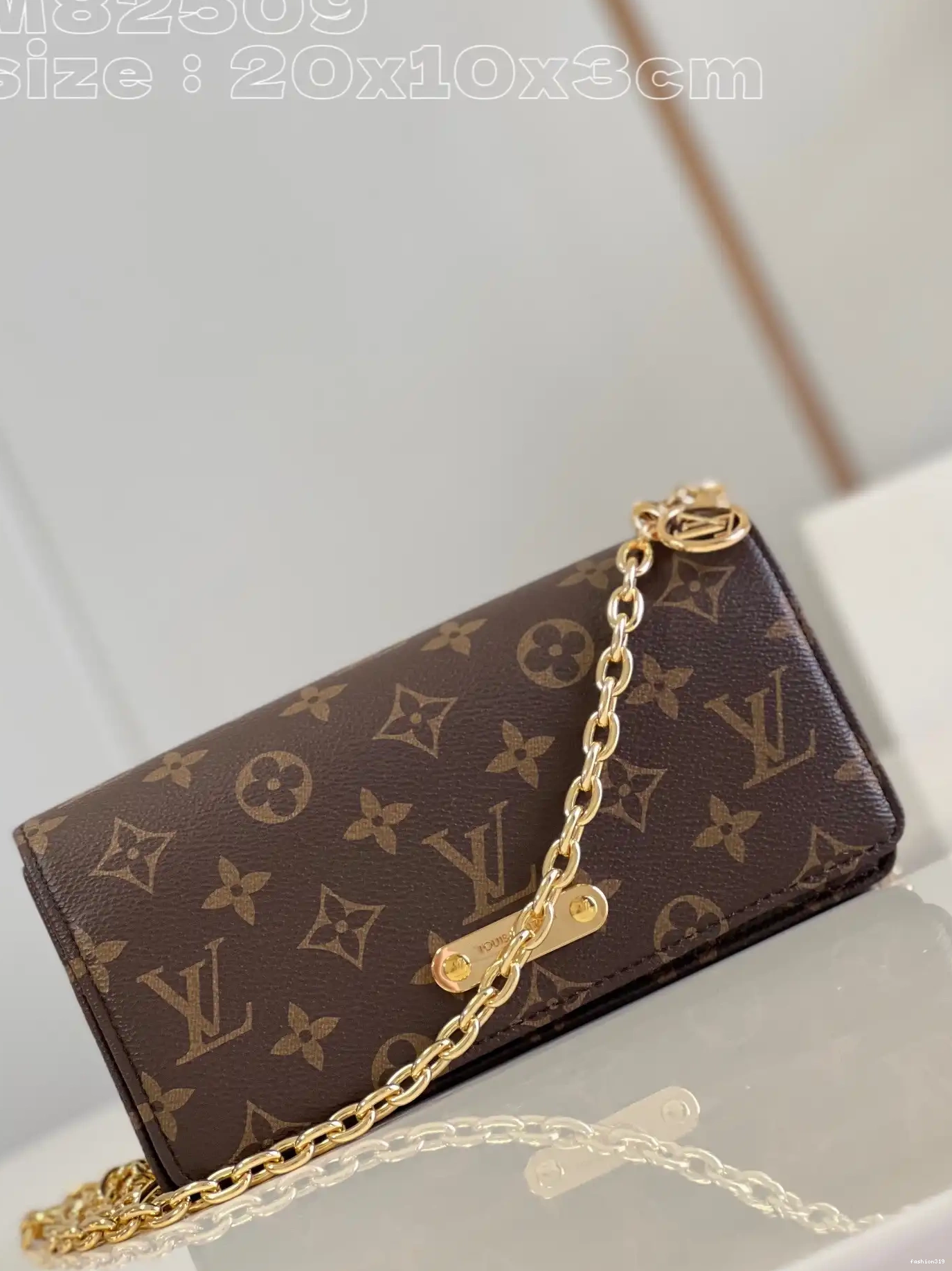 On Lily Chain Wallet LOUIS VUITTON 0429